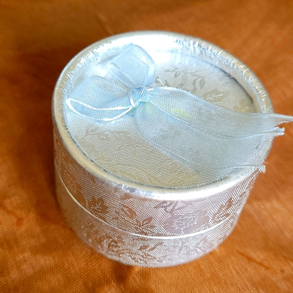 Earrings with box and ribbon - Picture 3 of 5